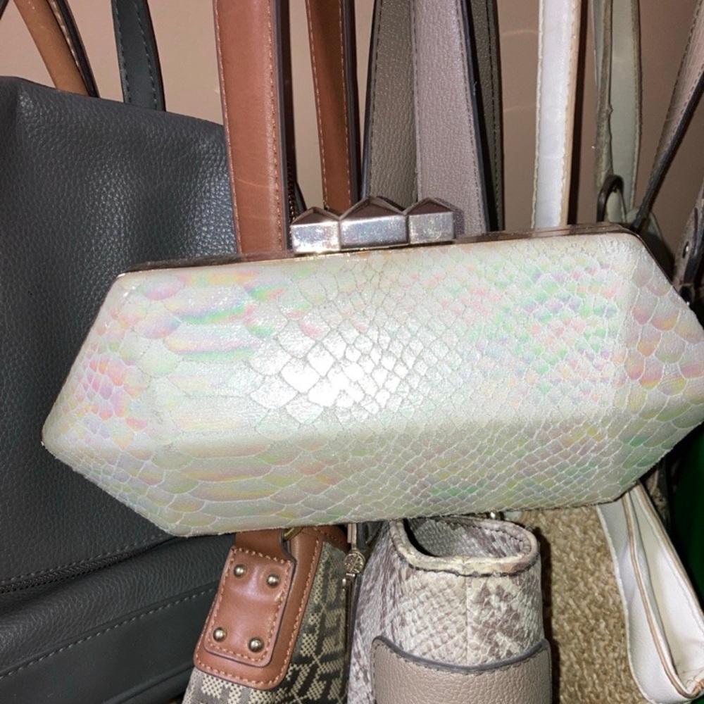 Caché snake print clutch